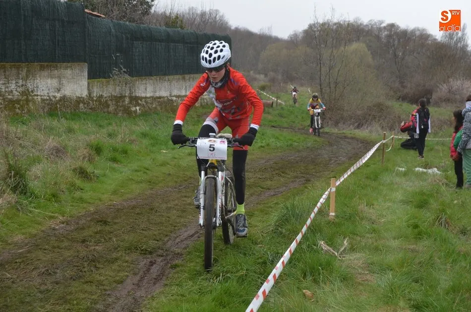 Foto 6 - Entre el barro y la lluvia los ni&ntilde;os disfrutan de una ma&ntilde;ana de ciclismo  