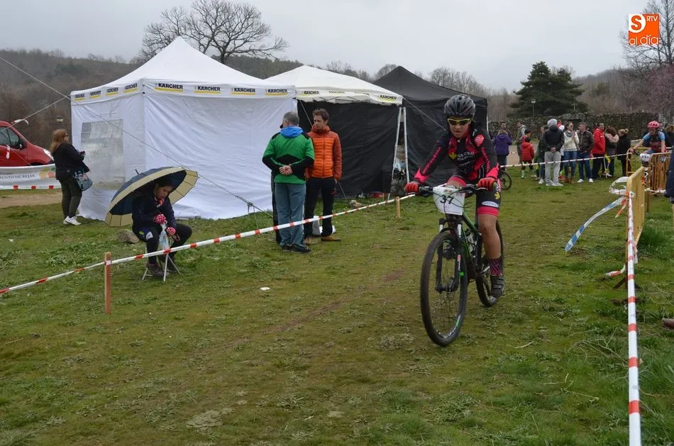 Foto 10 - Entre el barro y la lluvia los ni&ntilde;os disfrutan de una ma&ntilde;ana de ciclismo  