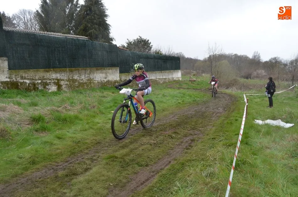 Foto 8 - Entre el barro y la lluvia los ni&ntilde;os disfrutan de una ma&ntilde;ana de ciclismo  