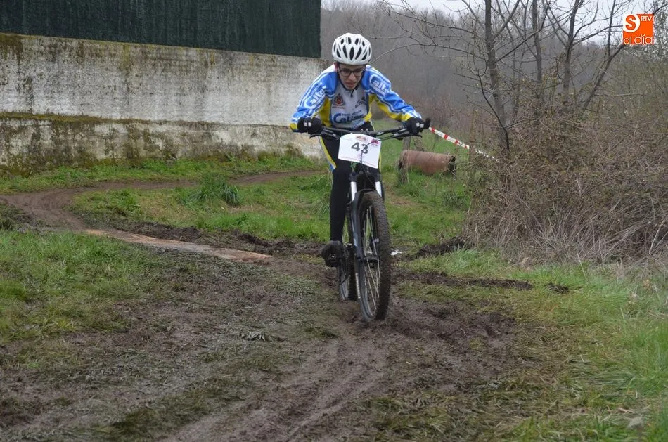 Foto 7 - Entre el barro y la lluvia los ni&ntilde;os disfrutan de una ma&ntilde;ana de ciclismo  