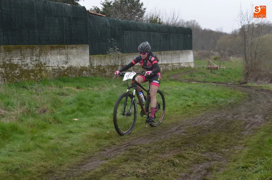 Foto 5 - Entre el barro y la lluvia los ni&ntilde;os disfrutan de una ma&ntilde;ana de ciclismo  