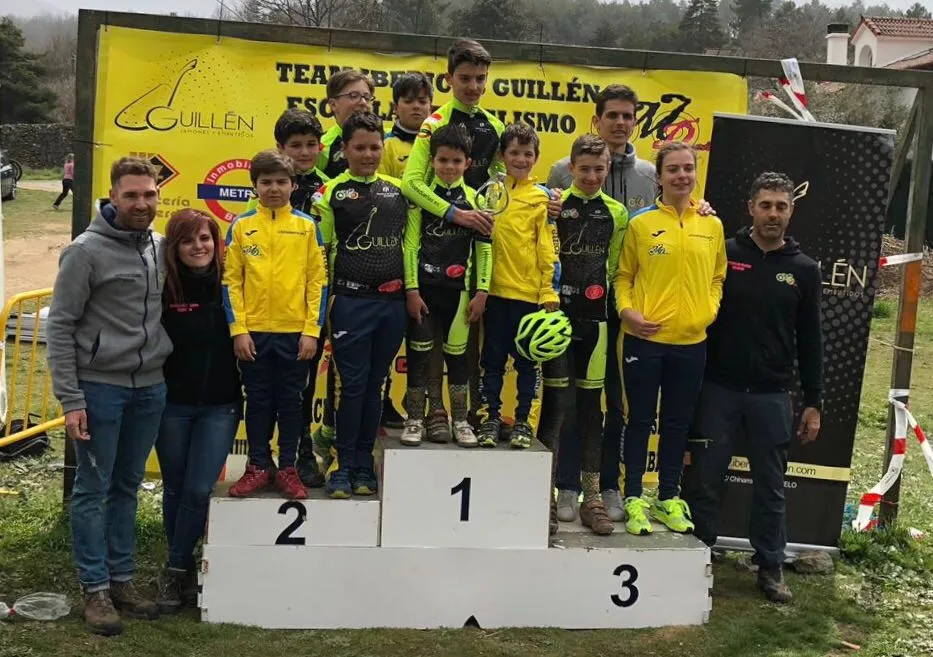 Foto 2 - Entre el barro y la lluvia los ni&ntilde;os disfrutan de una ma&ntilde;ana de ciclismo  