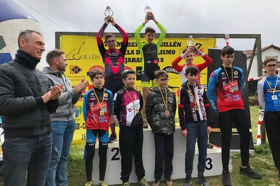 Foto 4 - Entre el barro y la lluvia los ni&ntilde;os disfrutan de una ma&ntilde;ana de ciclismo  