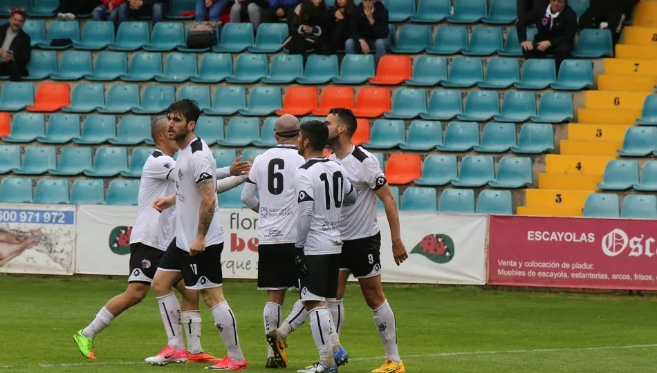 Los jugadores del CF Salmantino UDS celebran uno de los goles. Fotos: Alberto Martín