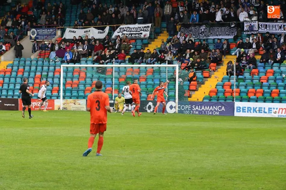 Foto 11 - El CF Salmantino UDS se aferra al play-off antes del derbi con una victoria ante La Virgen del...
