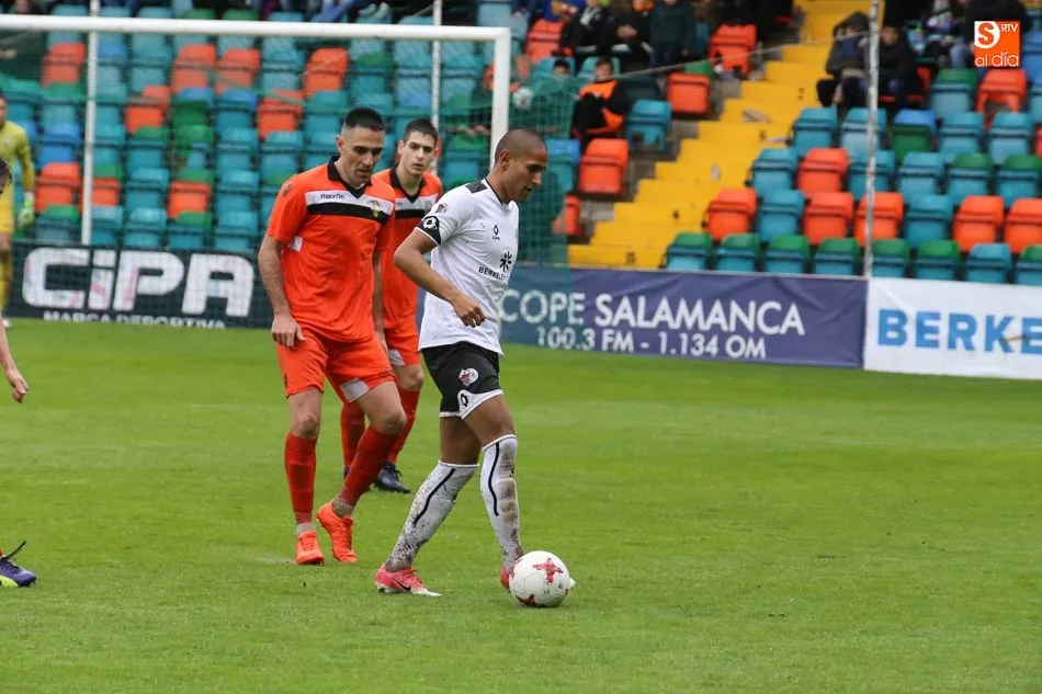 Foto 5 - El CF Salmantino UDS se aferra al play-off antes del derbi con una victoria ante La Virgen del...