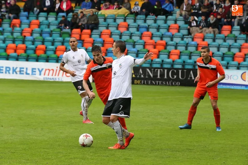 Foto 3 - El CF Salmantino UDS se aferra al play-off antes del derbi con una victoria ante La Virgen del...