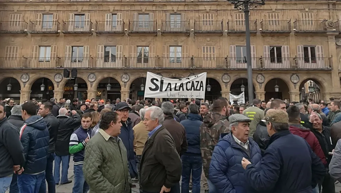 Foto 2 - Varios mirobrigenses participan en Salamanca en la manifestaci&oacute;n a favor de la caza  
