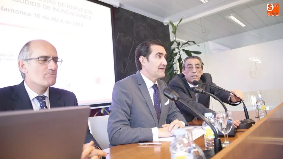Javier Iglesias, Juan Carlos Suárez-Quiñones y Bienvenido Mena, en la presentación de las guías de inundaciones. Foto: Alejandro López