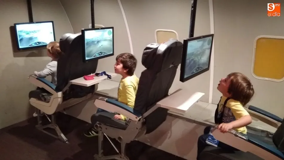 Alumnos del colegio Padres Trinitarios en Micrópolix