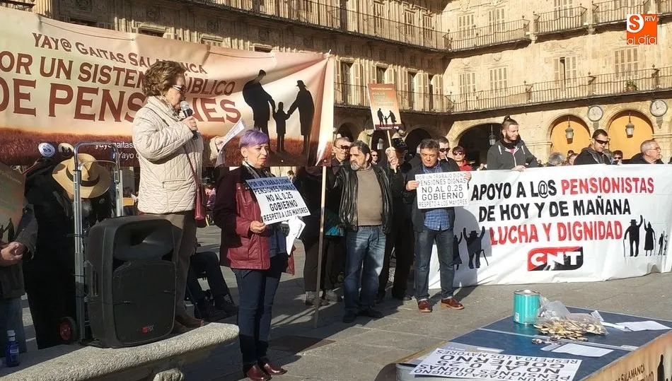 La Plataforma Yay@gaitas se han concentrado de nuevo en la Plaza Mayor en protesta por la escasa subida de las pensiones / FOTOS: LYDIA GONZÁLEZ Y LETICIA GONZÁLEZ