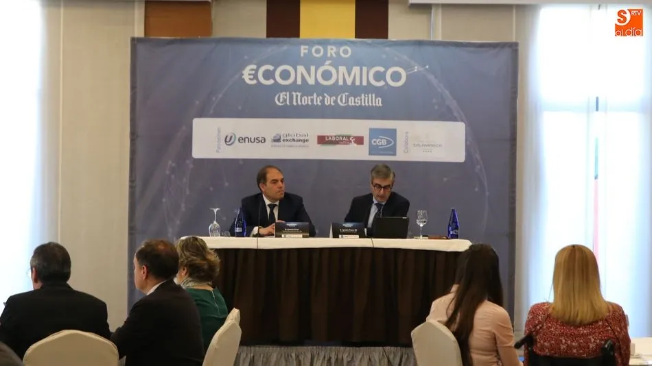 Lorenzo Amor, a la izquierda, en su participación en el Foro Económico de El Norte de Castilla. Foto: Alberto Martín