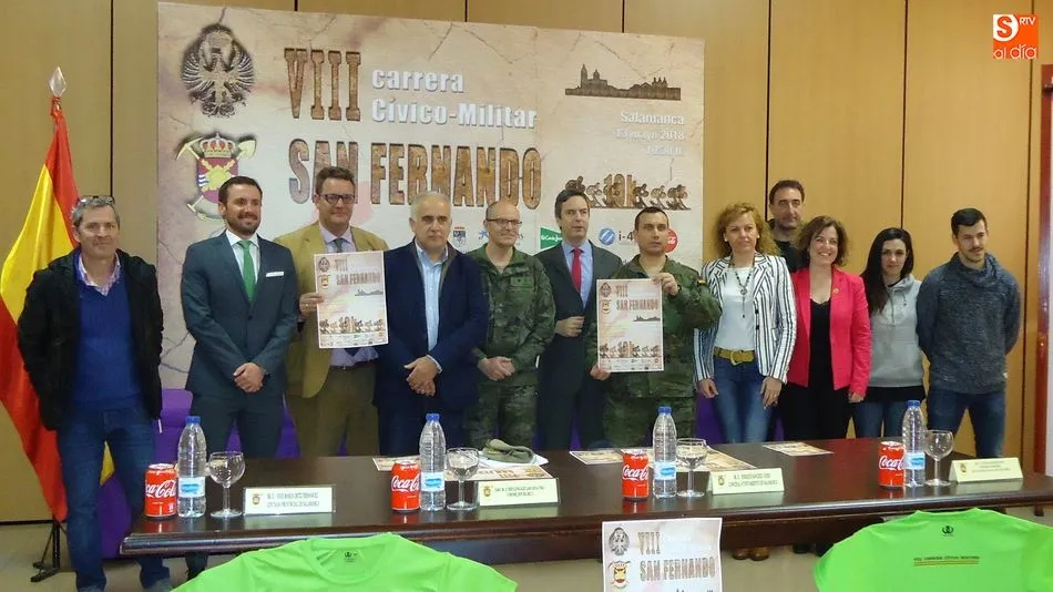 Organizadores y colaboradores, en la presentación en el cuartel de la VIII Carrera Cívico-Militar San Fernando