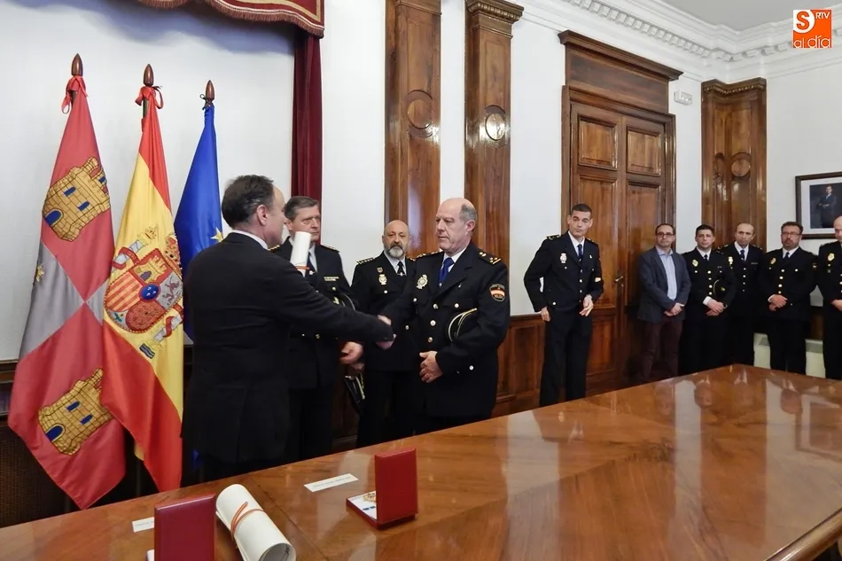 Foto 8 - Orden del M&eacute;rito Civil para An&iacute;bal Moro y Fernando Mart&iacute;n, &ldquo;dos magn&iacute;ficos empleados...