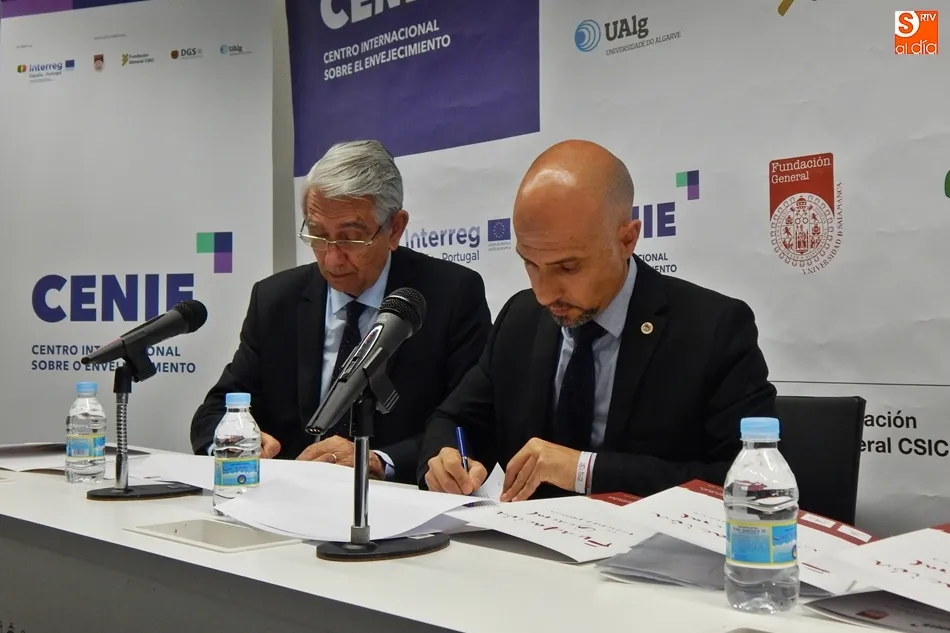 El presidente de la UDP, Saturnino Álvarez Bacaicoa, y el director de la Fundación, Óscar González Benito, en el momento de la firma del convenio