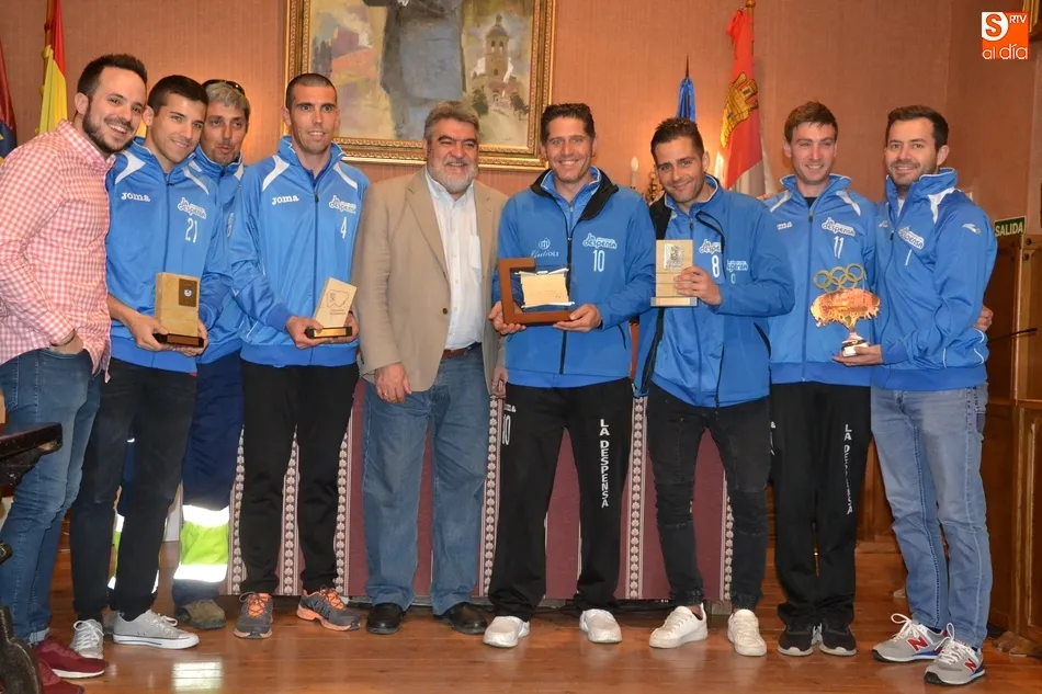Foto 3 - El Ayuntamiento recibe a La Despensa tras su 4&ordm; t&iacute;tulo de campeones provinciales  