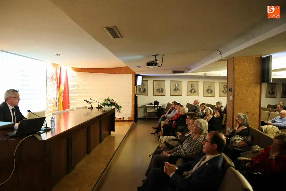 Foto 3 - Bernardo Garc&iacute;a-Bernalt Alonso realiza su aportaci&oacute;n sobre m&uacute;sica en el Colegio de M&eacute;dicos  