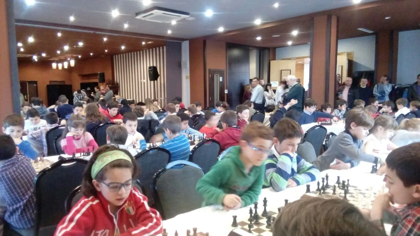 Pequeños disfrutando del Torneo Infantil de Ajedrez en el Hall 88