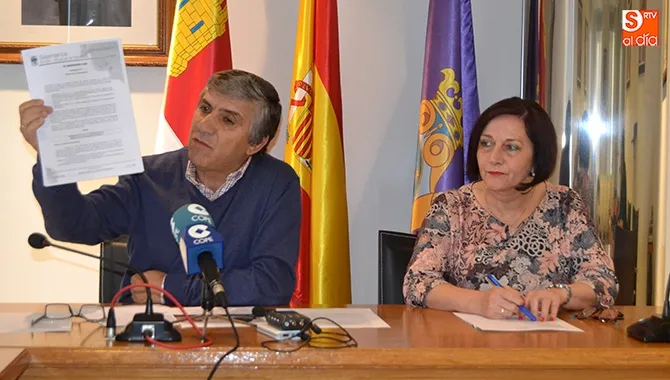 Isidro Rodriguez presentaba ante los medios informes y datos publicados en el Boletín provincial para defenderse de las acusaciones del PP junto a la alcaldesa Carmen Ávila