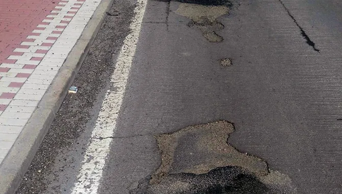 El PSOE denuncia el mal estado en el que se encuentra la CL-610 en su tramo urbano en Rágama