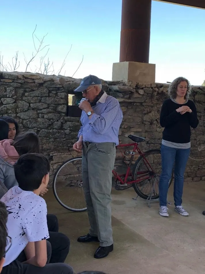 Foto 6 - Gerardo Gonz&aacute;lez muestra el oficio de afilador a los alumnos del IES Venacio Blanco  