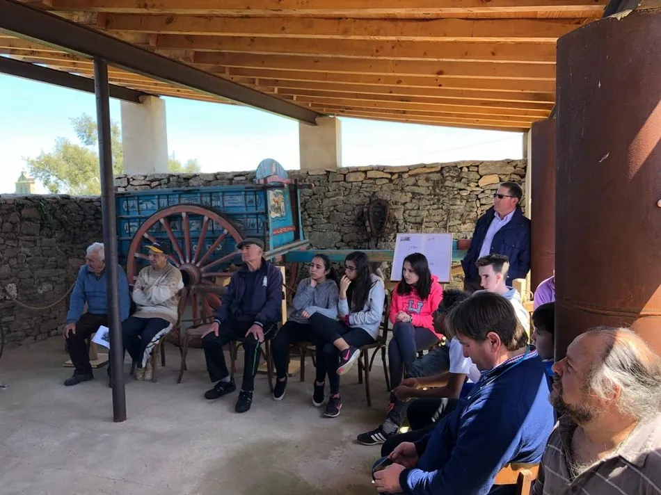 Foto 5 - Gerardo Gonz&aacute;lez muestra el oficio de afilador a los alumnos del IES Venacio Blanco  