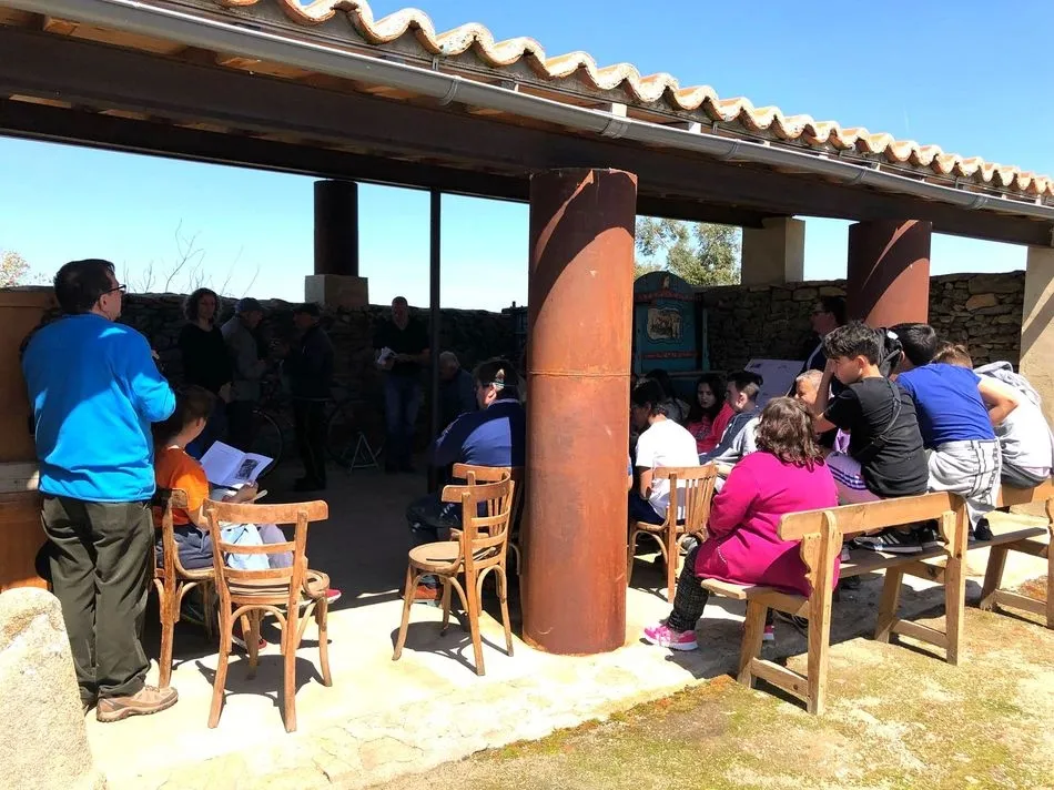 Foto 3 - Gerardo Gonz&aacute;lez muestra el oficio de afilador a los alumnos del IES Venacio Blanco  