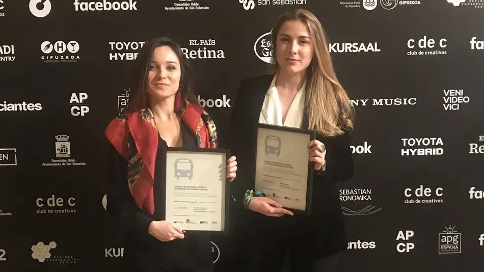 Ana María Martín Martín y Ángela Mateos Villar, alumnas de 4º curso del Grado en Publicidad y Relaciones Públicas de la Universidad Pontificia de Salamanca, con sus premios