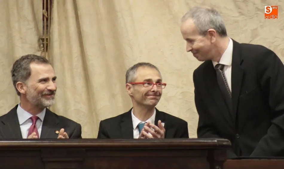 Ricardo Rivero, entre el Rey y el rector de Coimbra. Foto: Alejandro López