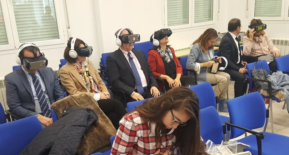 Las autoridades se probaron las gafas durante una visita a uno de los centros participantes