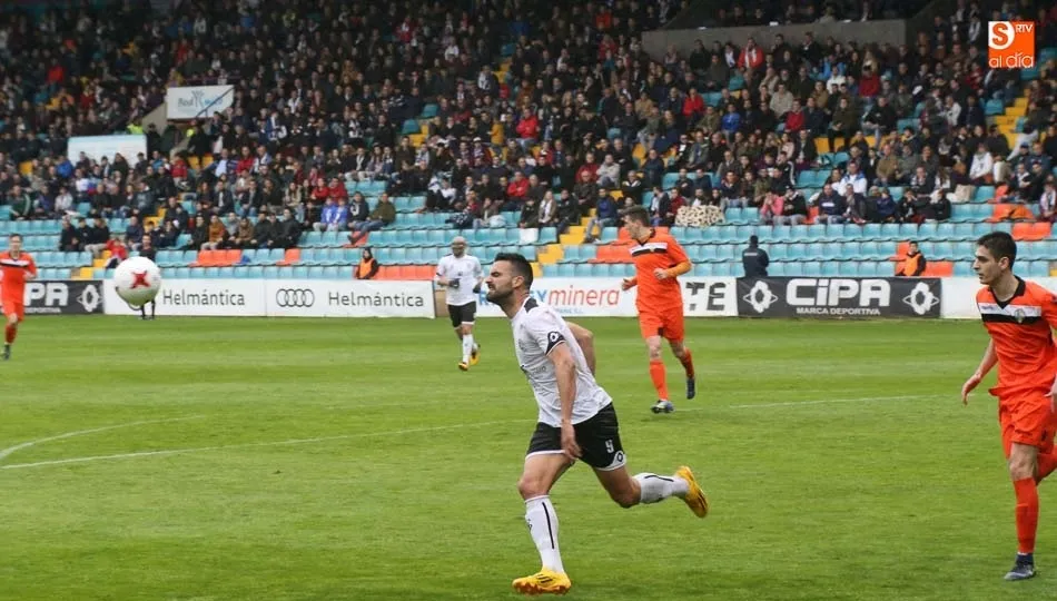 Murci celebra el segundo gol del CF Salmantino UDS el pasado domingo ante La Virgen del Camino. Foto: Alberto Martín