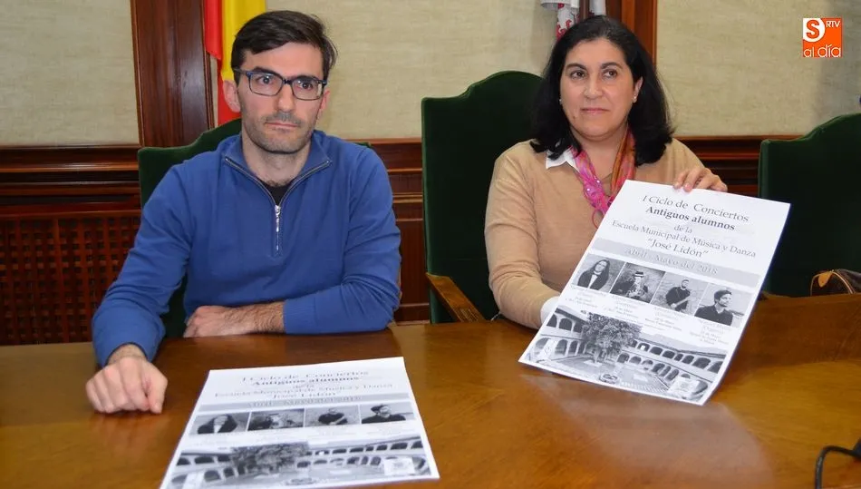 Miguel Martínez, director de la Escuela de Música y Raquel González, concejala de Educación
