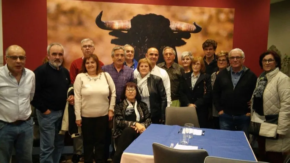 El torero Eduardo Gallo posa junto a directivos y miembros de su peña taurina