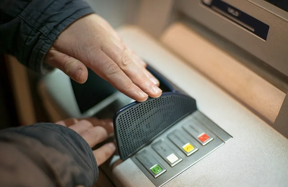 Un usuario realiza una operación en un cajero de una sucursal bancaria