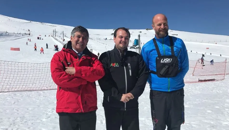 De i. a d. Alejo Riñones, alcalde de Béjar, Eduardo Duque diputado de Deportes y Javier Conesa, director de La Covatilla