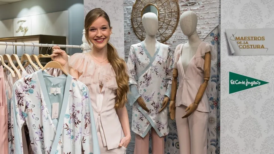 Alicia Cao con una de las prendas de su nueva colección