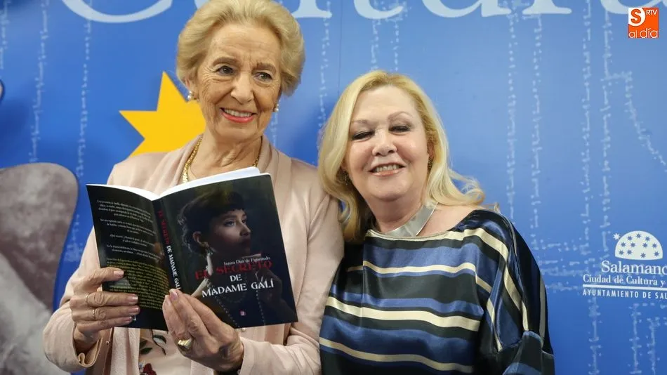 Isaura Díaz junto a Pilar Fernández en la presentación de su nuevo libro / Foto: Alberto Martín