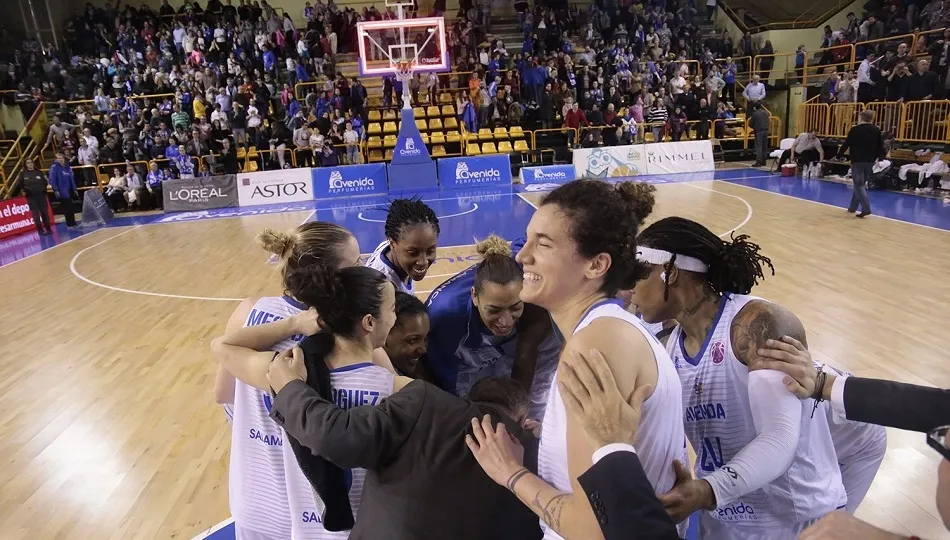La plantilla de Avenida hace piña.