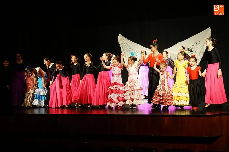 Las alumnas de sevillanas demostraron sus conocimientos y conmemoraron la feria de abril