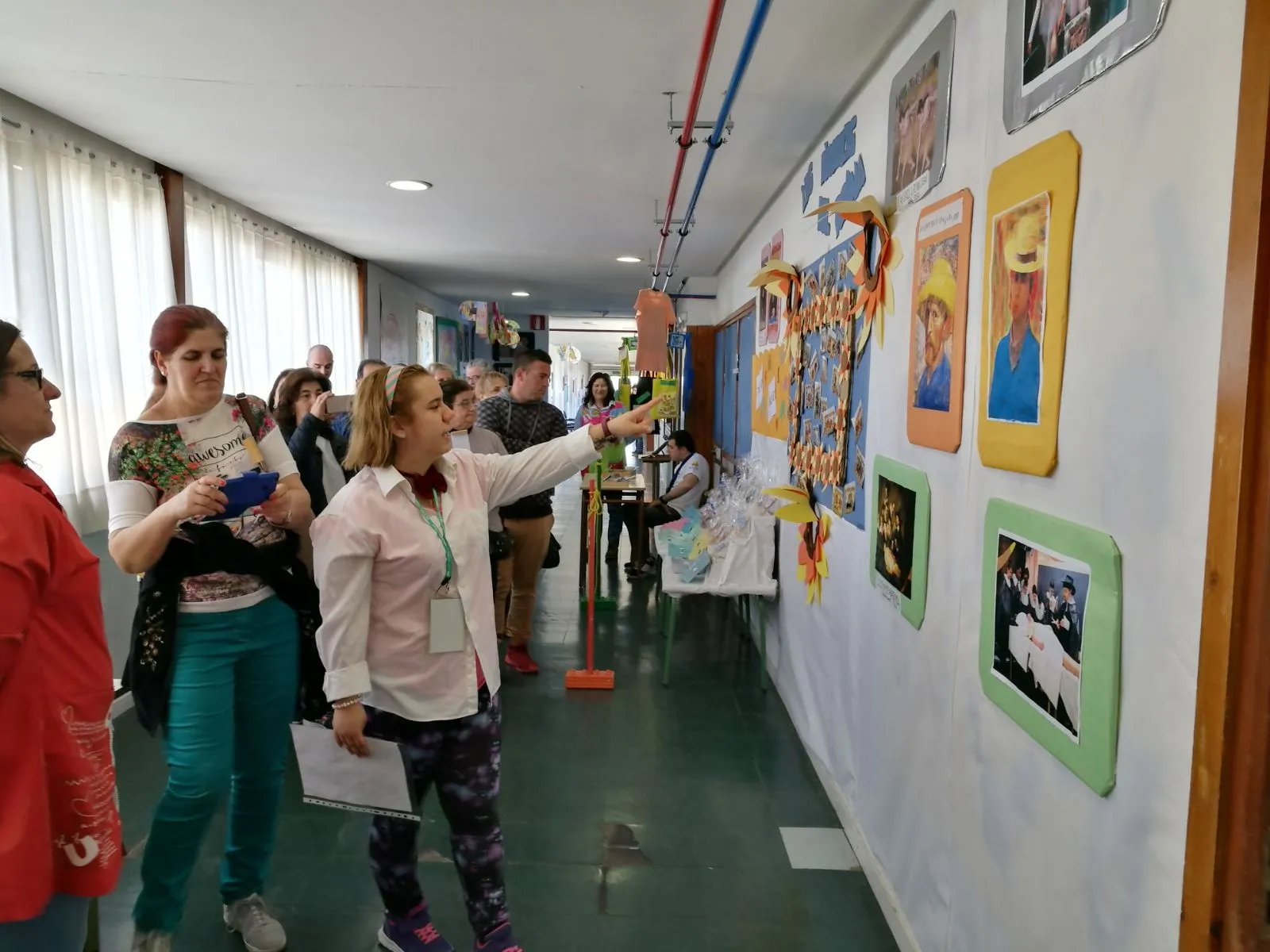 Familiares disfrutando de las obras de los escolares