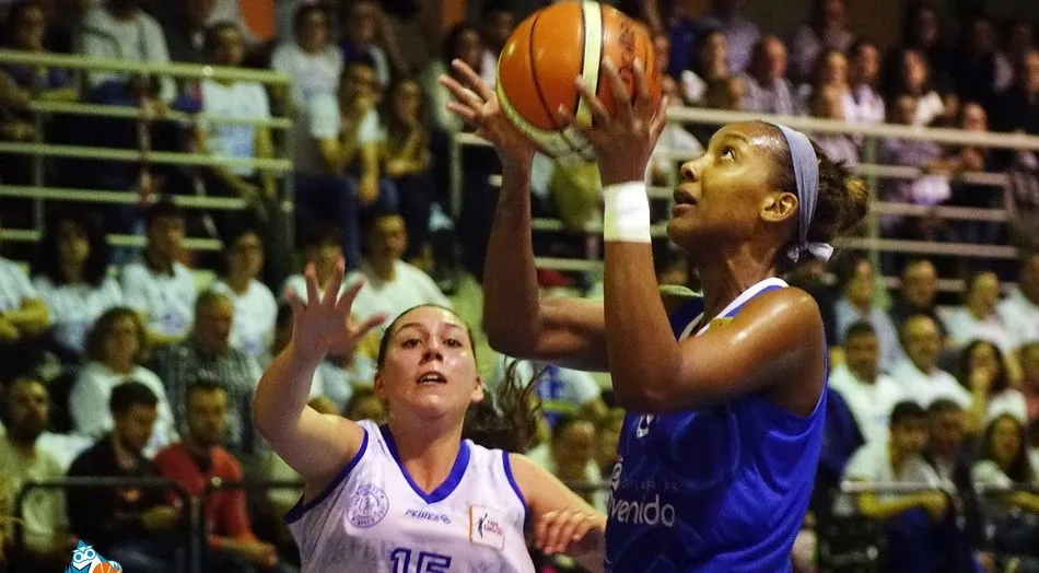 Robinson se dispone a realizar una bandeja durante el  partido de este miércoles. Foto: Perfumerías Avenida