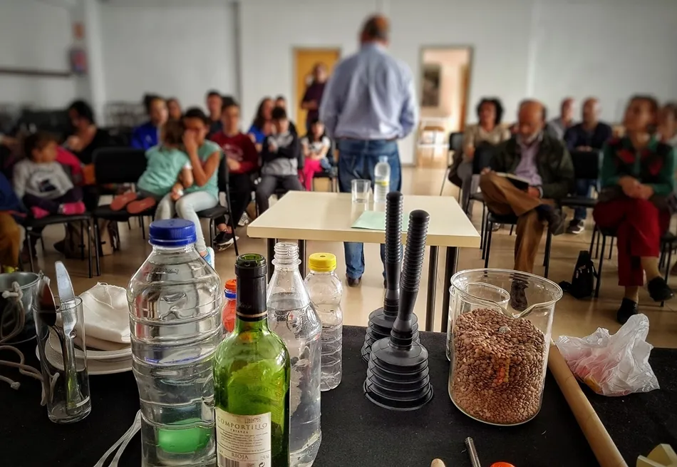 Foto 4 - Amena y did&aacute;ctica sesi&oacute;n de experimentos de f&iacute;sica en Juzbado