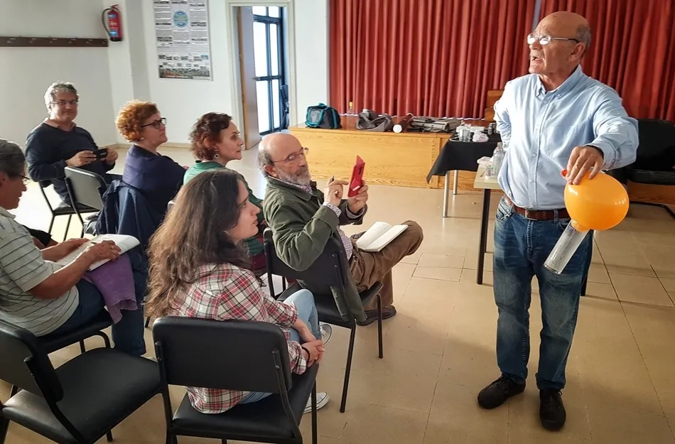 Un momento de la sesión de física recreativa impartida por el catedrático Santiago Velasco en Juzbado
