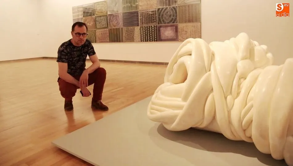 Daniel Verbis junto a algunas de sus obras, en el DA2. Foto de Alejandro López