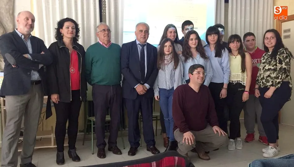 Los alumnos ganadores junto con las autoridades asistentes al acto