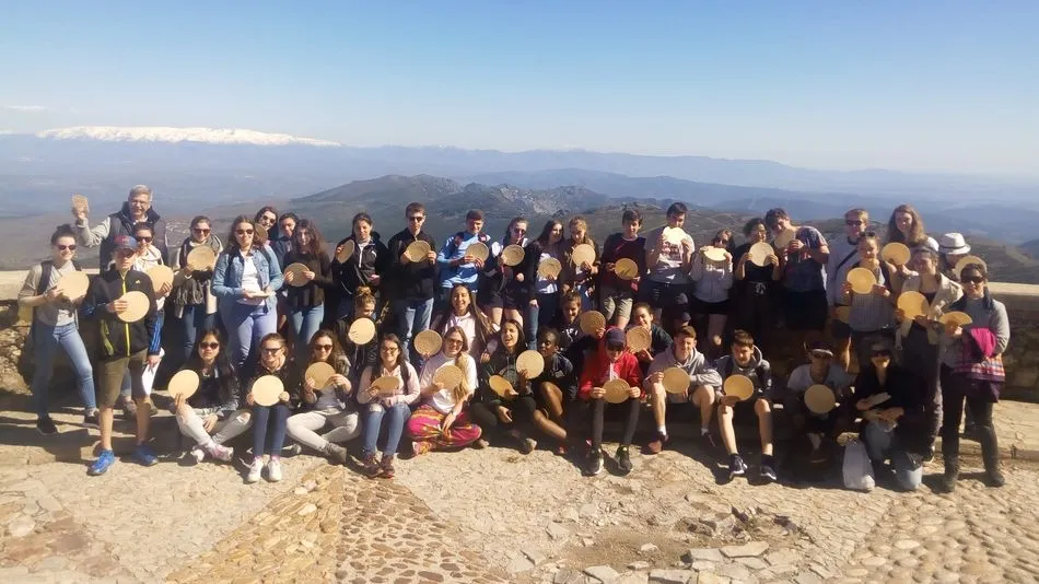 Lo profesores y estudiantes franceses de español, en la Peña de Francia.