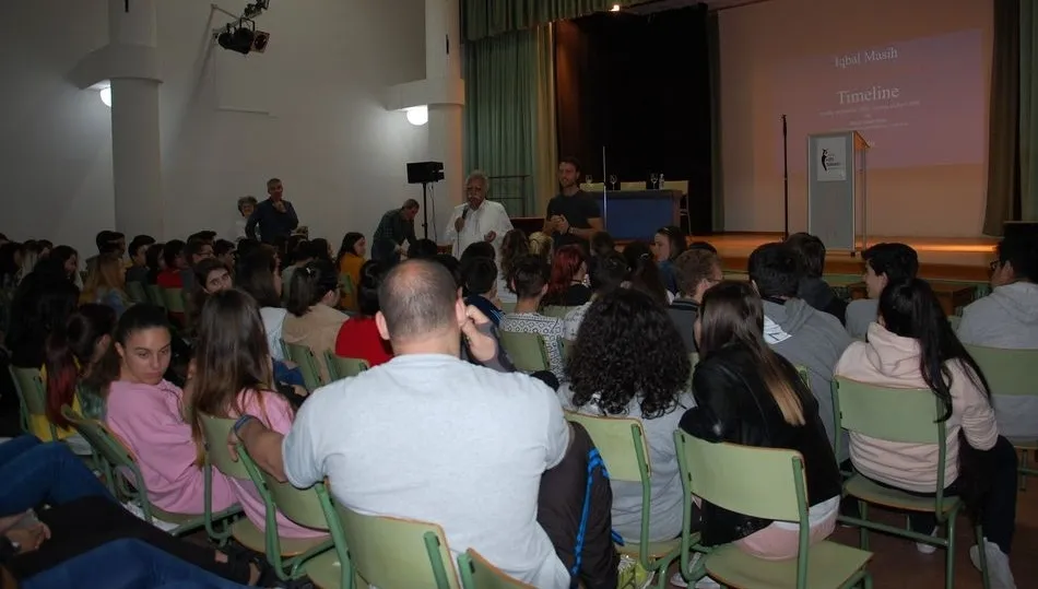 El activista se dirige a los jóvenes estudiantes durante su alocución.