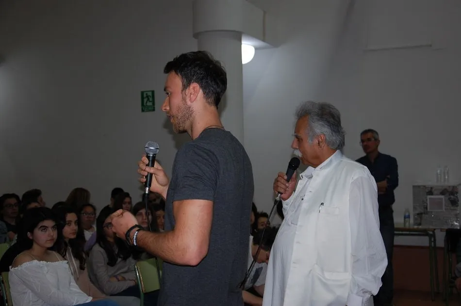 Foto 2 - El IES Mateo Hern&aacute;ndez contra la esclavitud infantil con Ullah Khan