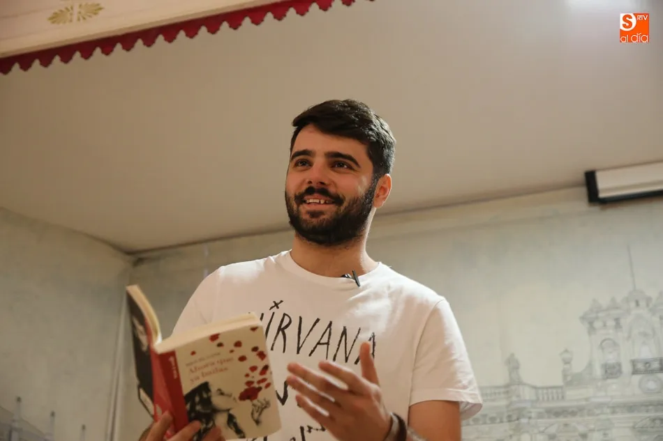 Foto 11 - Miguel Gane deleita a un entregado p&uacute;blico con sus versos