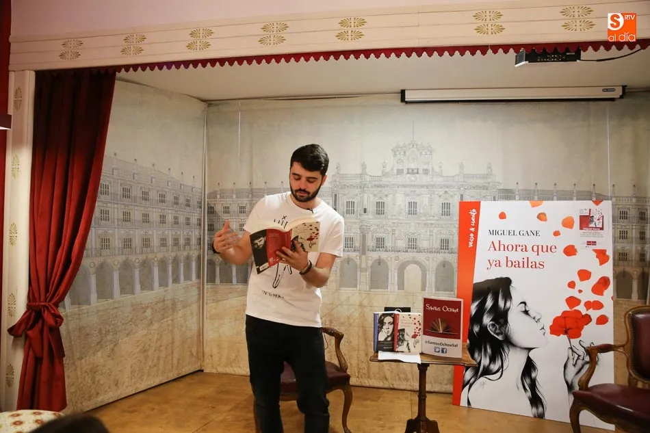 Foto 10 - Miguel Gane deleita a un entregado p&uacute;blico con sus versos